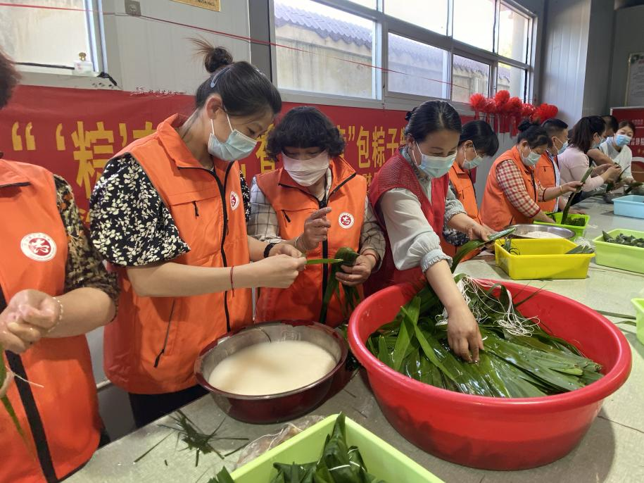 青口供電所黨支部聯(lián)合生產(chǎn)生活服務(wù)中心分會(huì)、黃沙坨社區(qū)，共同舉辦“悠悠艾草香 濃濃端午情”系列活動(dòng)。.png